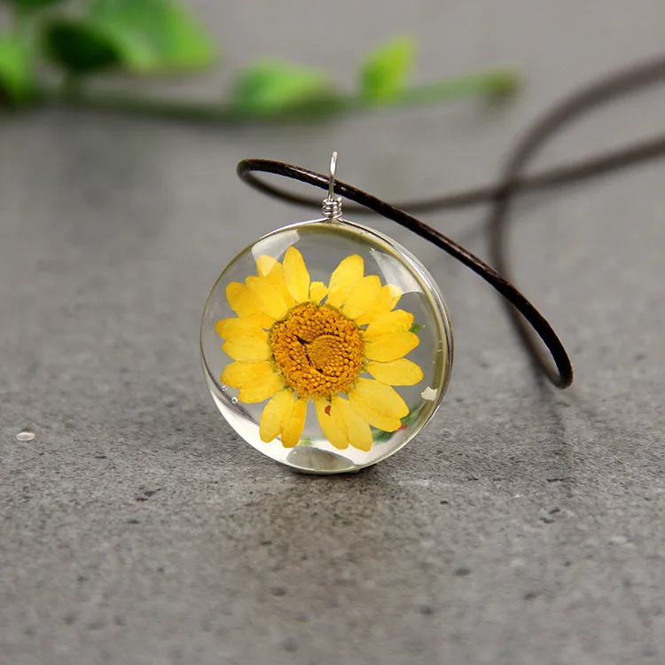 Подвеска из натурального белого хрустального камня разноцветная фотография