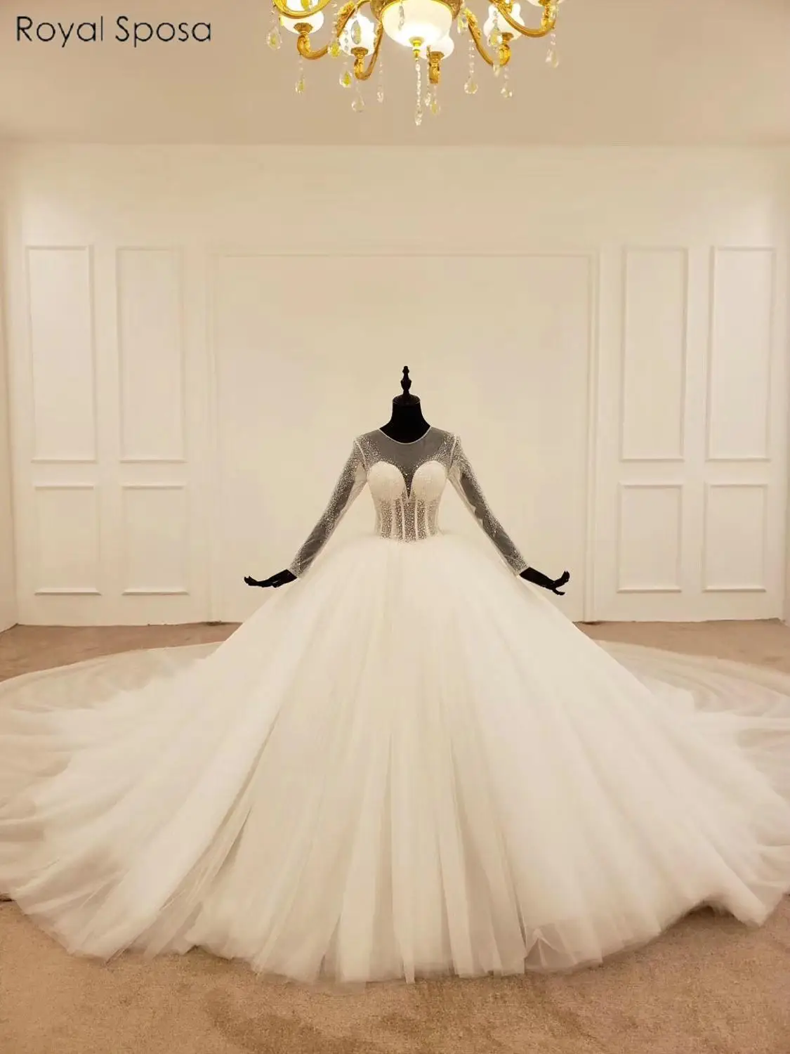 Свадебное платье принцессы с длинными рукавами украшенное бисером свадебные