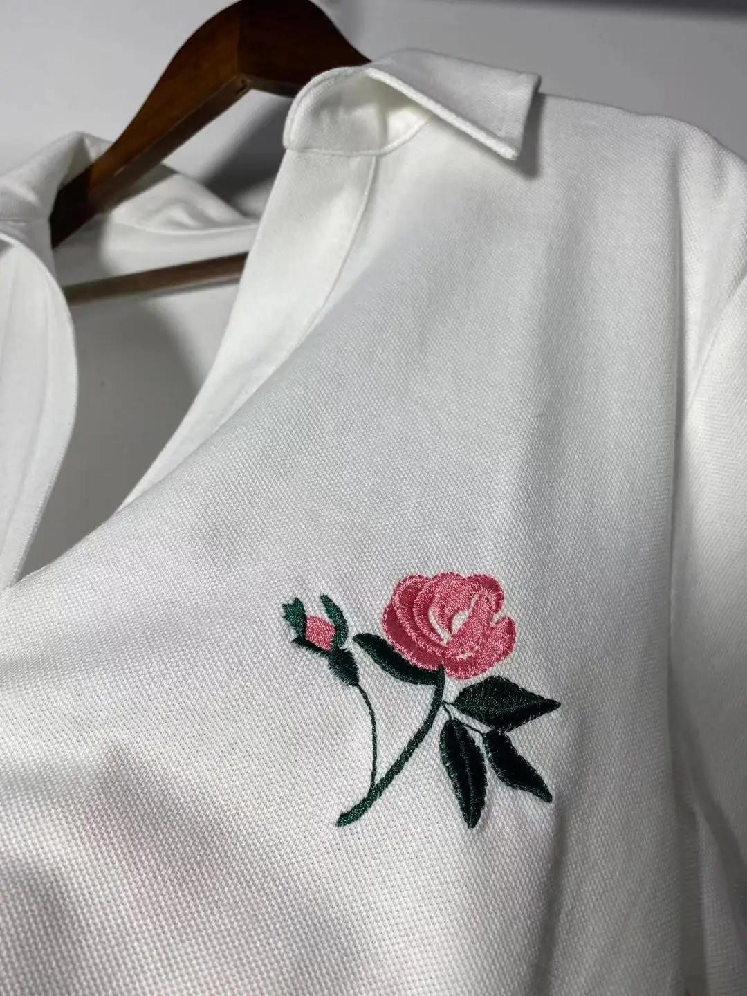 

Women T-shirt White Embroidery Rose V-neck Short Sleeve Spring Summer 2021 Loose Female Top