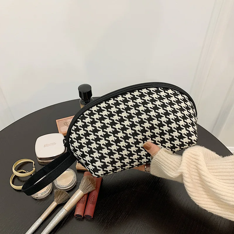 

The New Houndstooth Makeup Storage Dustproof Bag Black and White Contrast Color Large-capacity Travel Organizer Bag