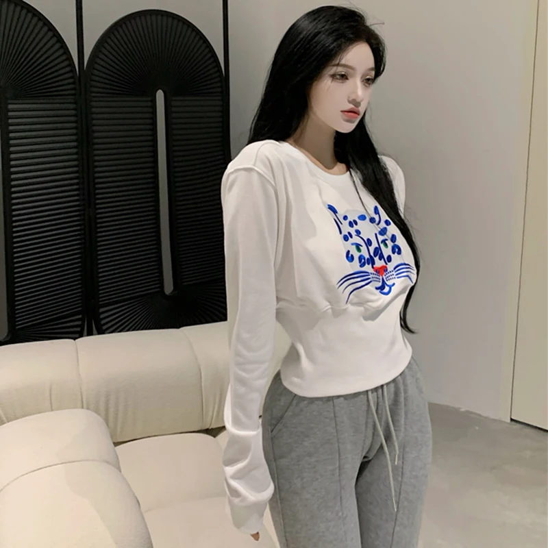 Свитшот женский с вышивкой кошки повседневный белый пуловер круглым вырезом и