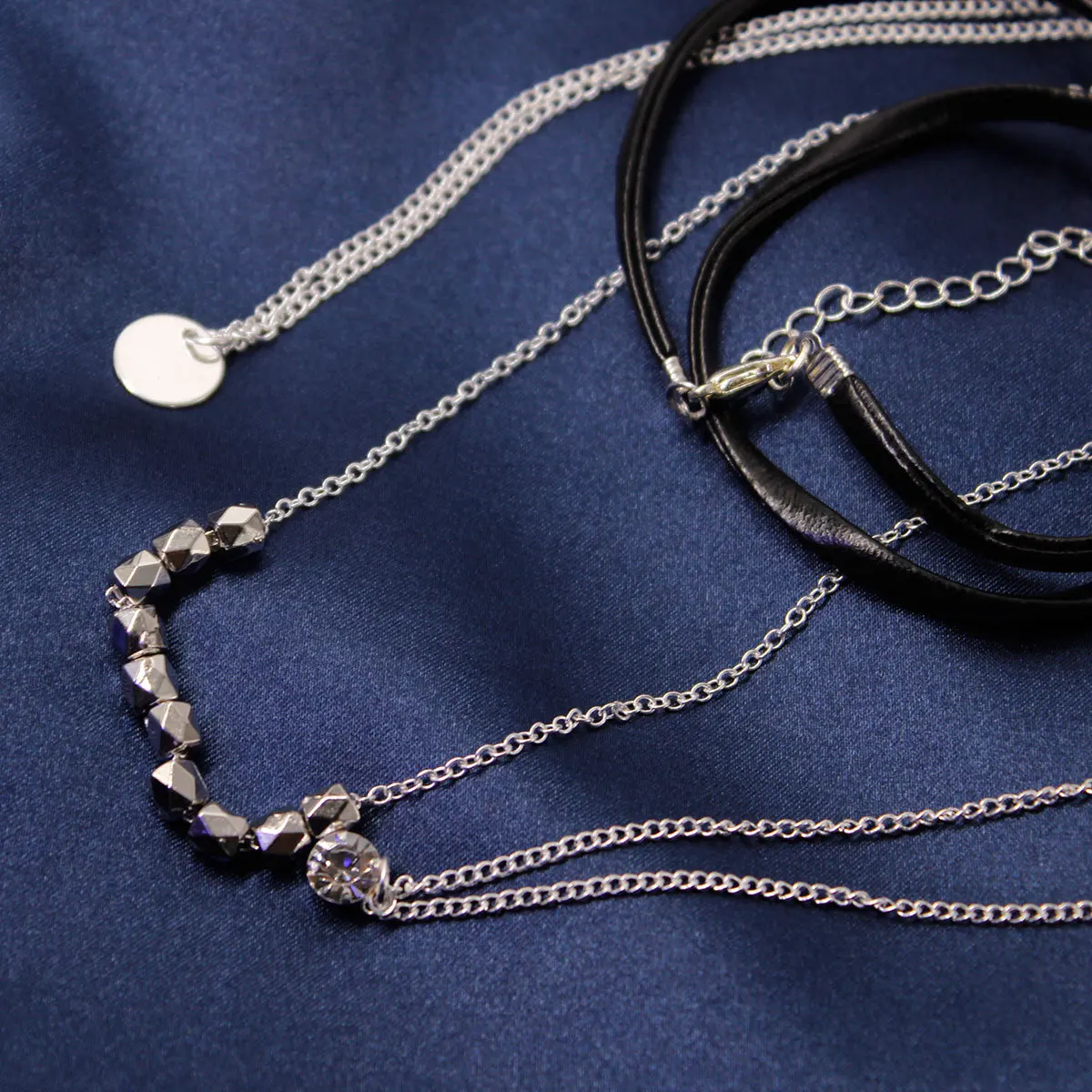

2021 Trend New Multi-Layer Necklace Ladies Circle Inlaid Crystal Pendant Clavicle Chain Boutique Summer Outing Accessories Gift