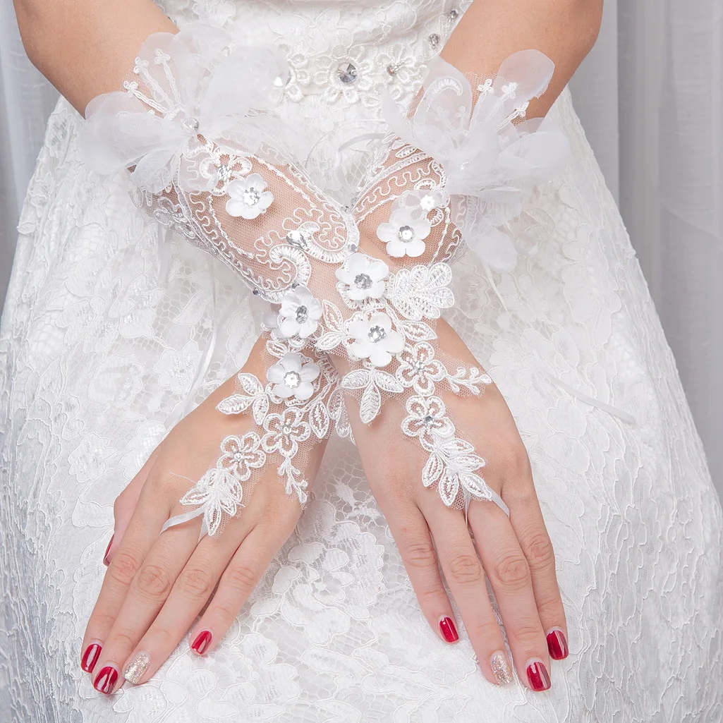

Pretty Lace Wedding Gloves for Bride Cheap Crystals Butterfly Fingerless Bridal Gloves Women Luvas de Noiva Accessoire Mariage