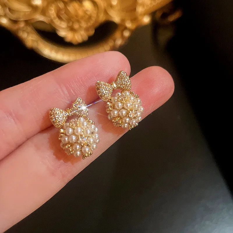 

Серьги-гвоздики женские с жемчугом и бриллиантами