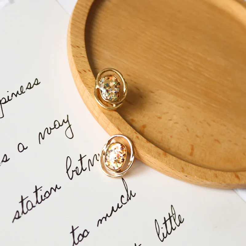 

New Ladies Retro Exquisite Hollow Small Personality Stud Earrings