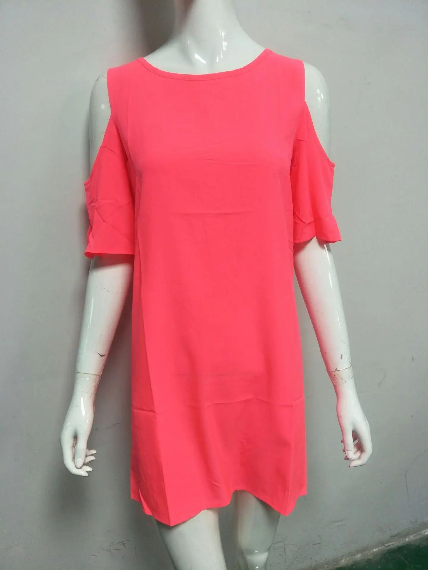 Платье-мини женское однотонное с круглым вырезом открытыми плечами и коротким