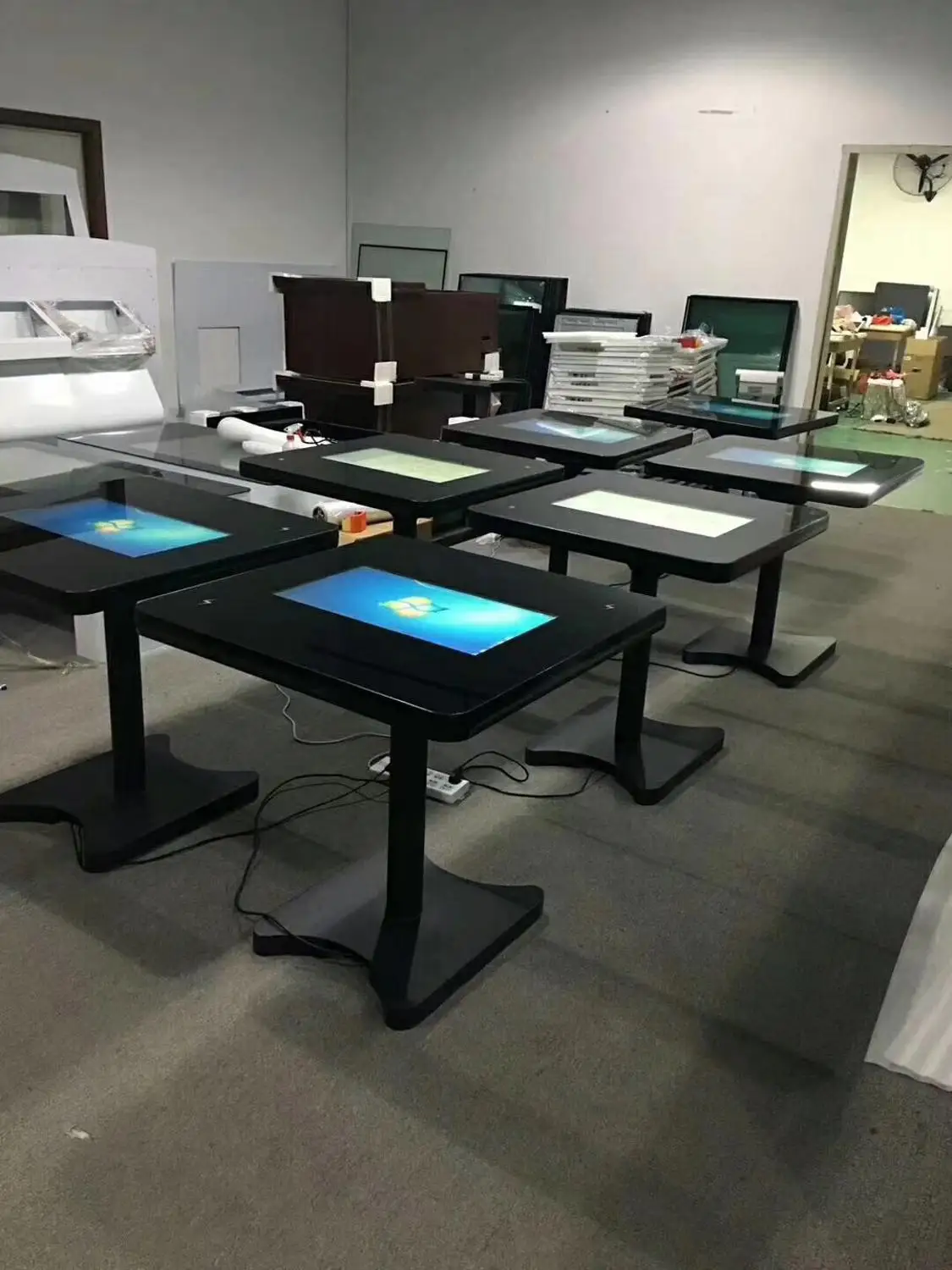 Интерактивная цифровая игровая станция со встроенным ЖК-сенсорным экраном |