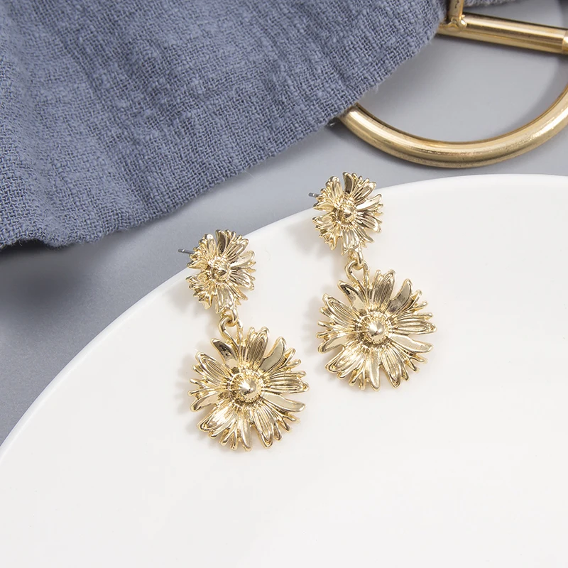 Женские серьги подвески с золотистым цветком металлические в стиле ретро
