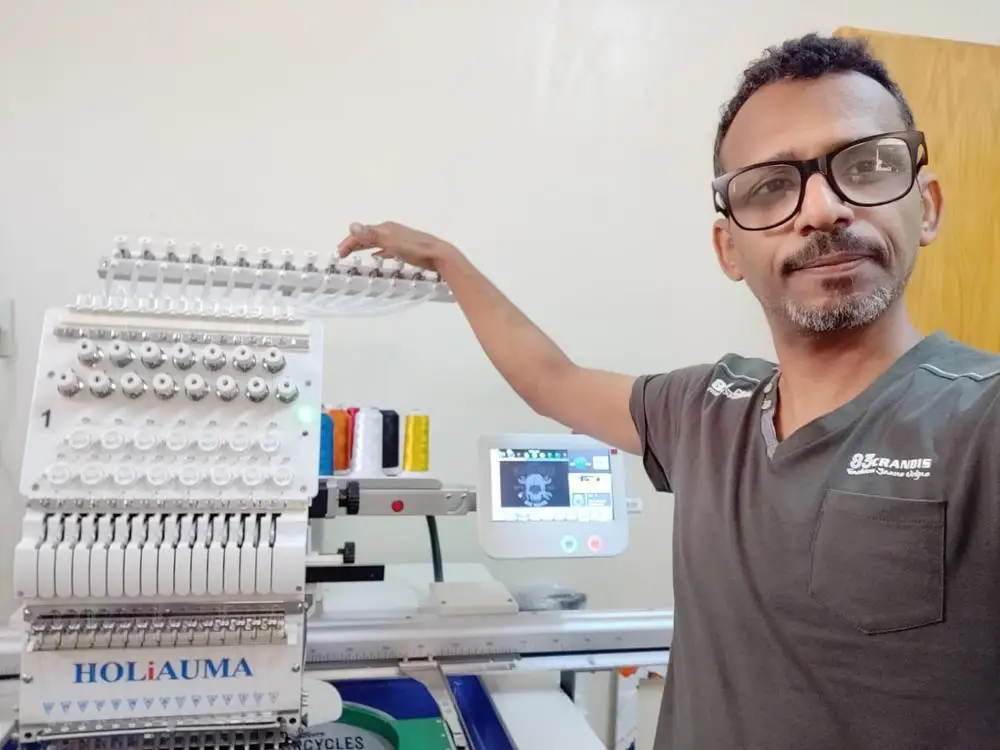 Автоматическая компьютерная швейная машина для вышивки шапок большого