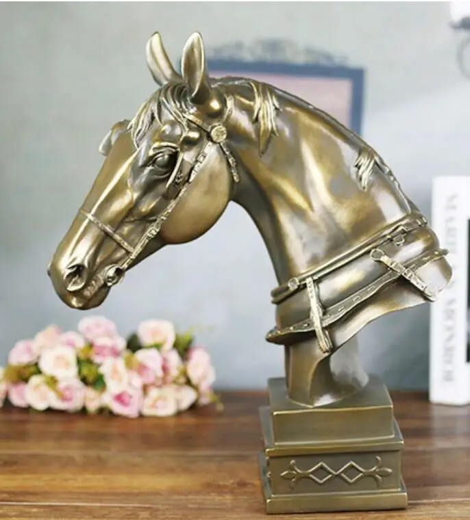 Резные ремесленные предметы домашнего обихода украшают доспехи лошадь