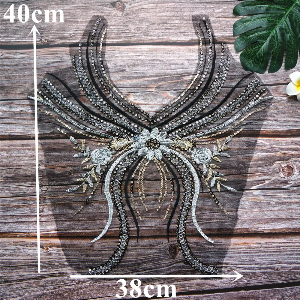 Черное кружевное платье с цветочной вышивкой серебристо золотыми пайетками и