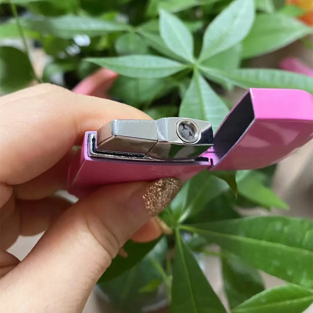 Красивая и милая леди светлее розовое тело без изображения пламя маленькие