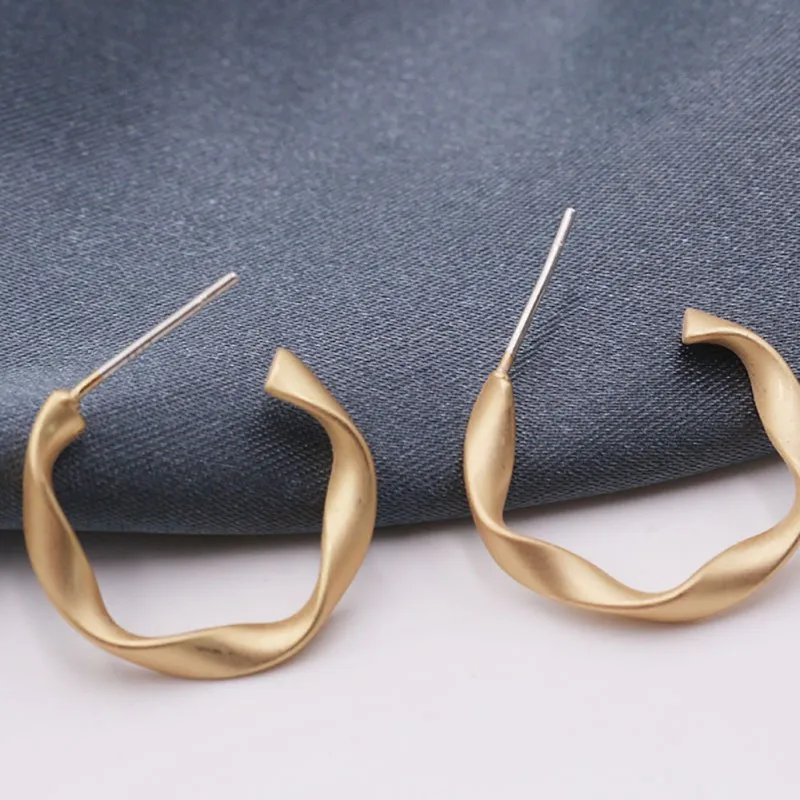 Женские ассиметричные матовые витые металлические серьги очаровательные