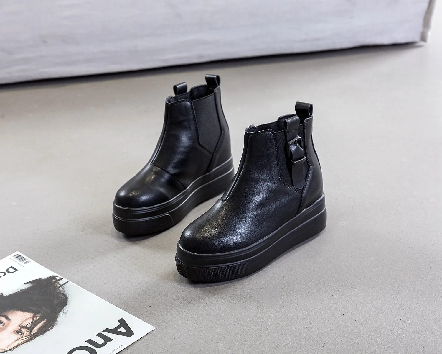 

Leather women's shoes women's new Korean leisure large size women's shoes inner height thick sole small size women's shoes