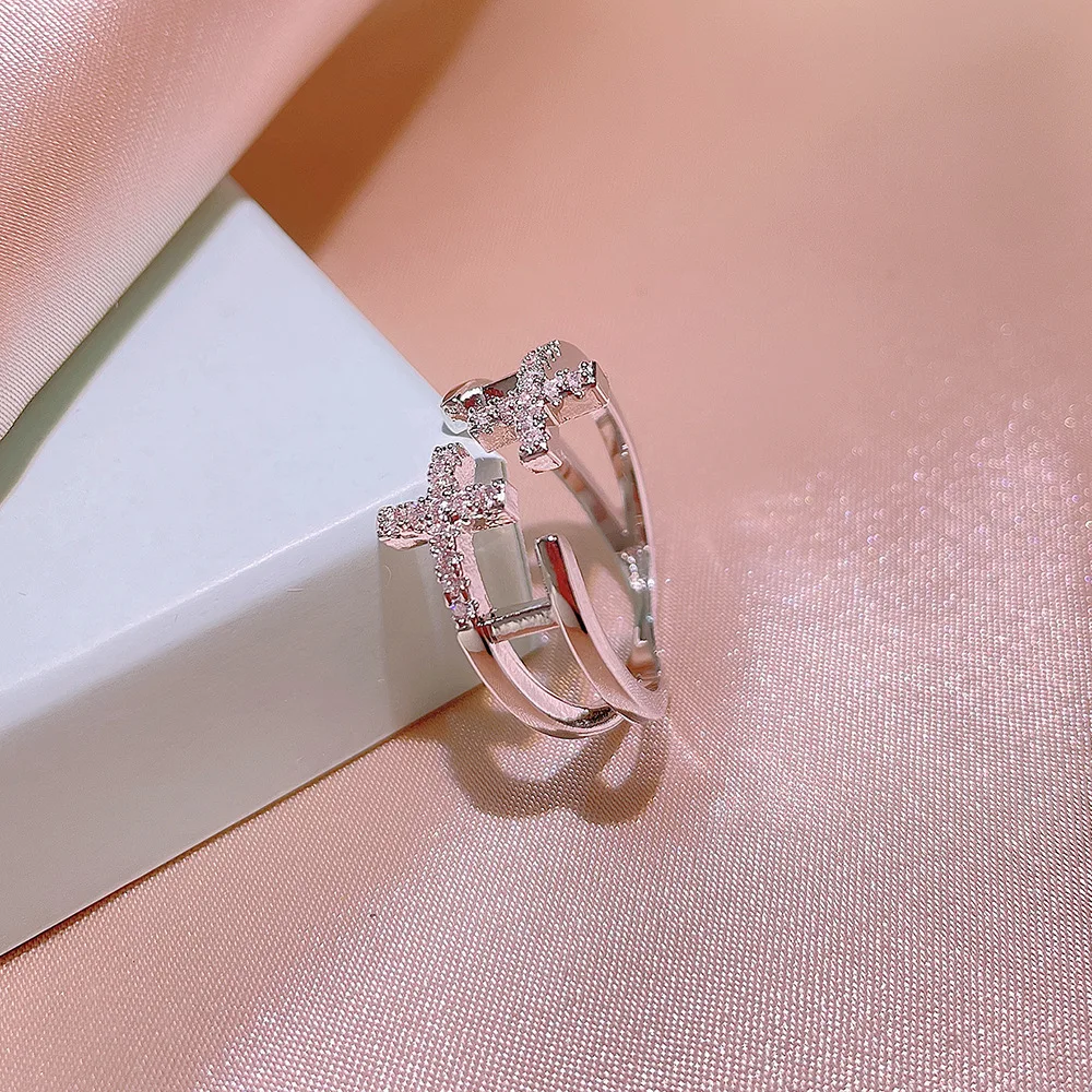 Женское классическое кольцо с фианитами Открытое в форме Креста бриллиантами