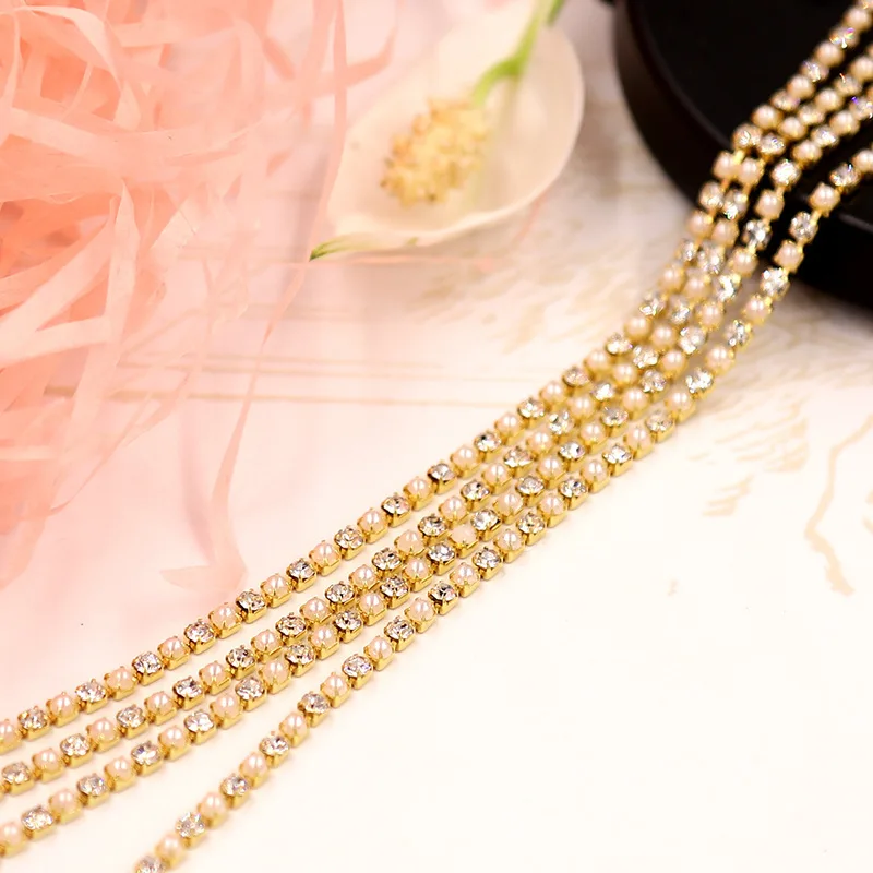 Серебряная цепочка со стразами и жемчугом двухрядная стеклянная для одежды