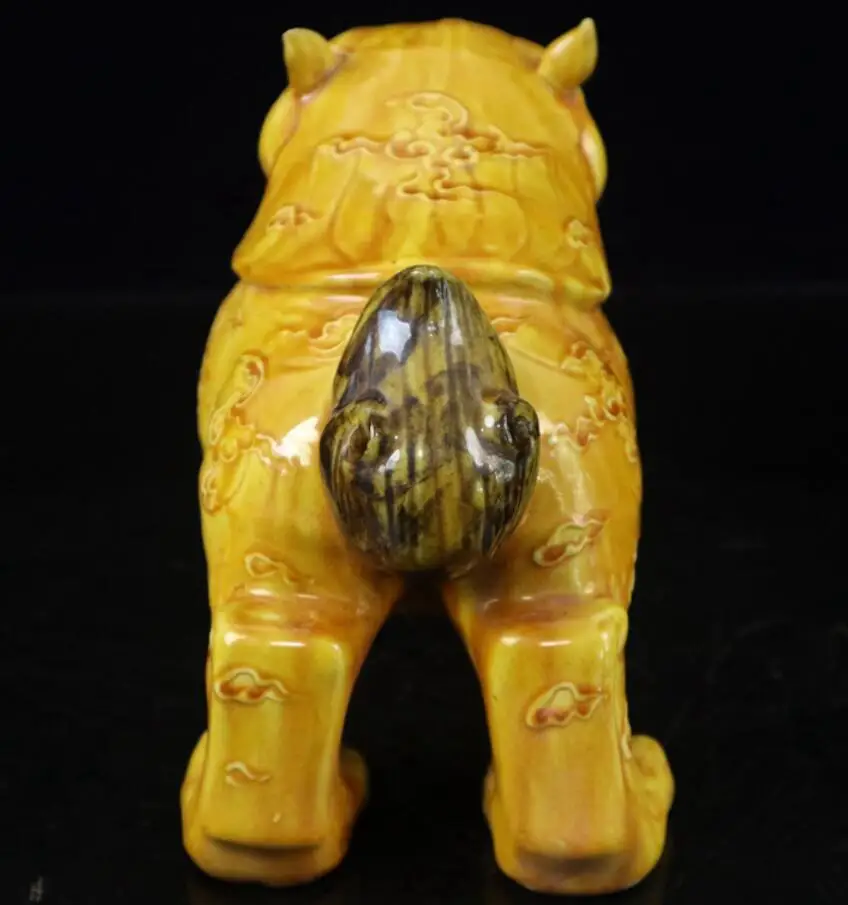 Китайская желтая глазурованная керамическая статуя льва