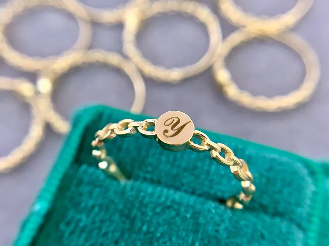 Ювелирные изделия из желтого золота 18 карат (AU750) дизайнерское кольцо с буквами