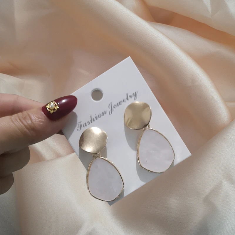 

Fashion Statement Earrings Simple White Resin Metal Stud Earrings For Women Trend Gold Geometric Hanging Earrings Female Jewelry