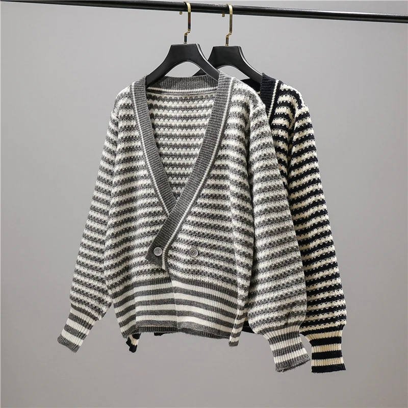 Кардиган вязаный в полоску с V-образным вырезом и ремешком [211453] 40 |