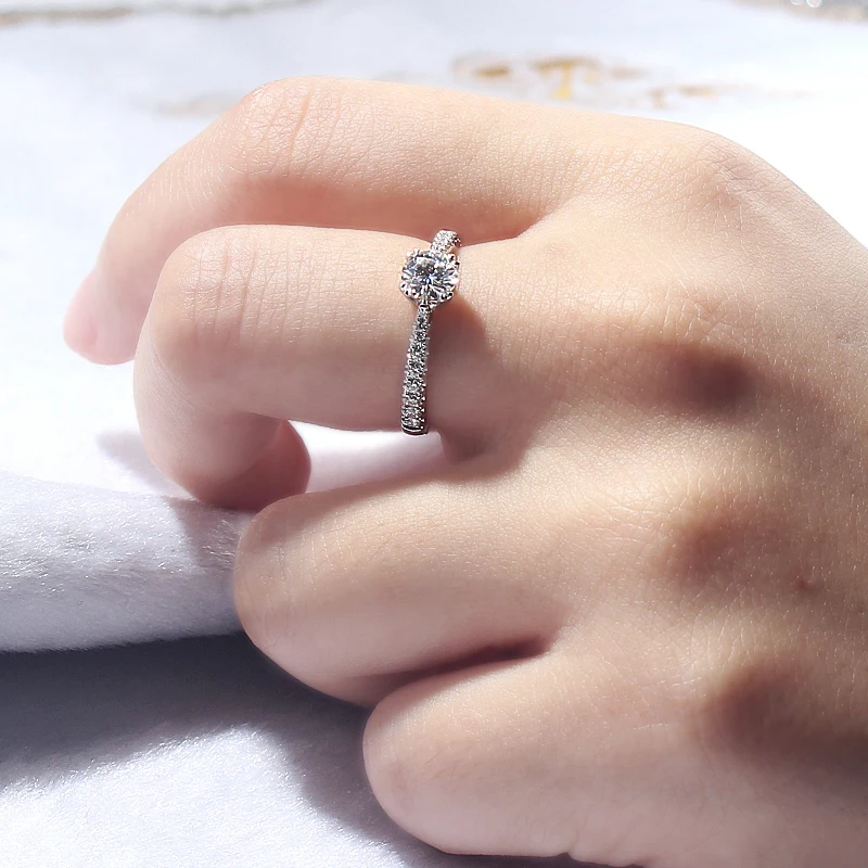 Кольцо обручальное бесцветное с муассанитом 18 К белое золото 0 5 карат | Украшения