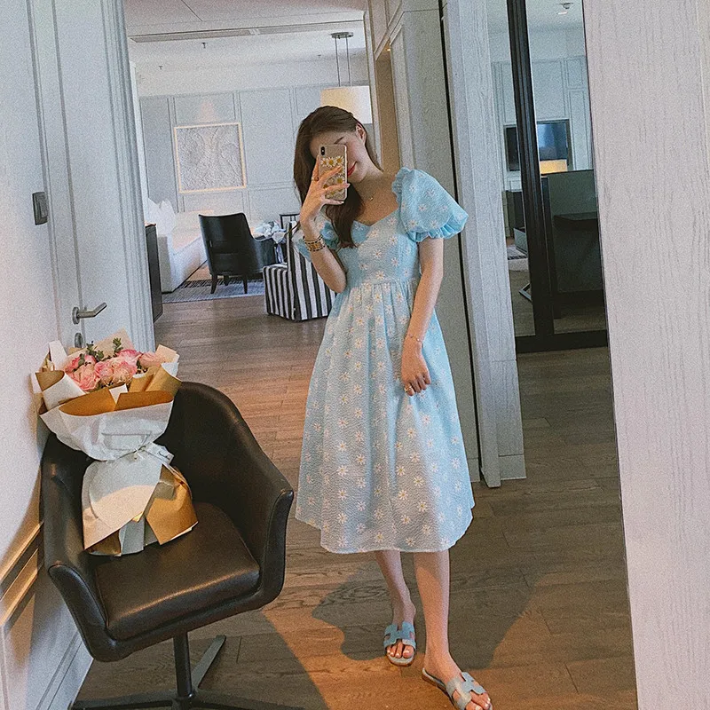 Женское длинное платье в клетку молочно-голубого цвета с рисунком маргариток