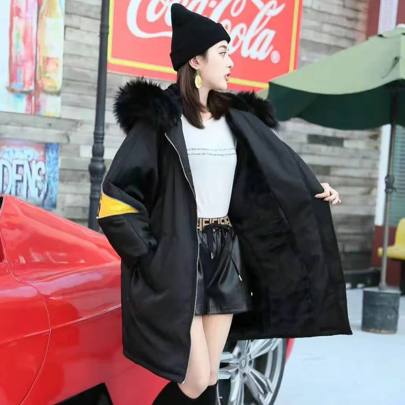 Парка женская зимняя черная/зеленая с буквенным принтом и меховым воротником |