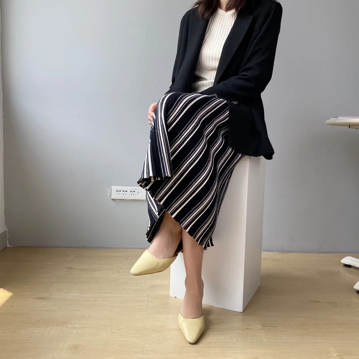 

2020 fashion retro pleated skirt women's striped knitted skirt autumn winter office women's high waist long skirt