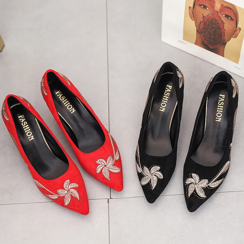 Туфли-лодочки женские с вышивкой заостренный носок высокий каблук искусственная