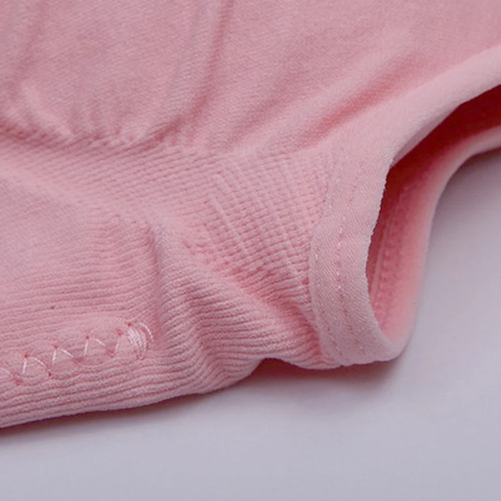 Дышащий спортивный бюстгальтер чашечки расположены рядом на каждый день с