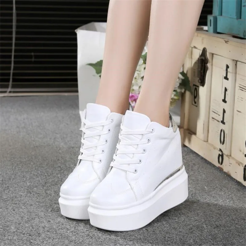 Женские кроссовки на толстой подошве удобные белые модные Сникерсы для