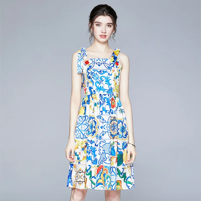 Женское модельное платье для отпуска праздничное с бантом на бретельках и