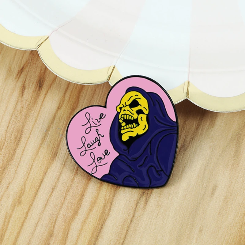 Эмалированная брошь в форме сердца фиолетового цвета