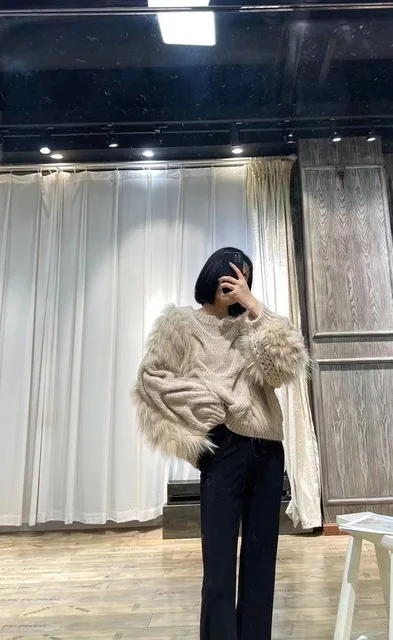 Продажа Женский трикотажный пуловер с круглым вырезом, длинным рукавом и натуральным мехом енота Pаспродажа Женский трикотажный пуловер с круглым вырезом, длинным рукавом и натуральным мехом енота