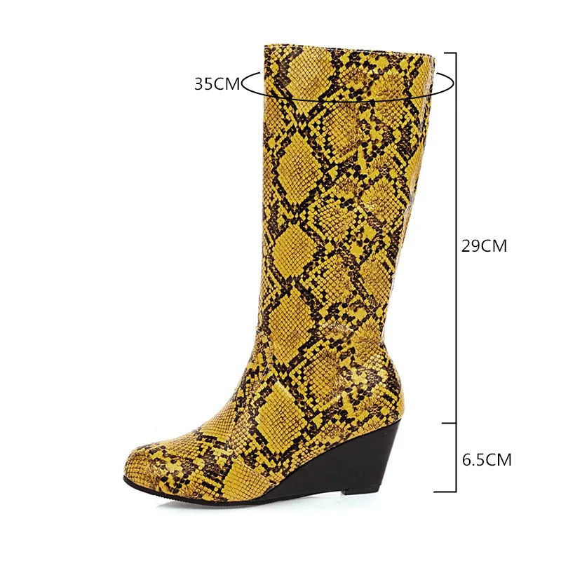 Женские ковбойские сапоги YMECHIC зимние на танкетке средней длины со змеиным