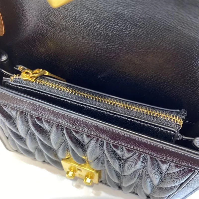 

Chaopai 2020 new wrinkled small square bag fashionable knot lock lock underarm bag Versatile Single Shoulder Messenger Bag