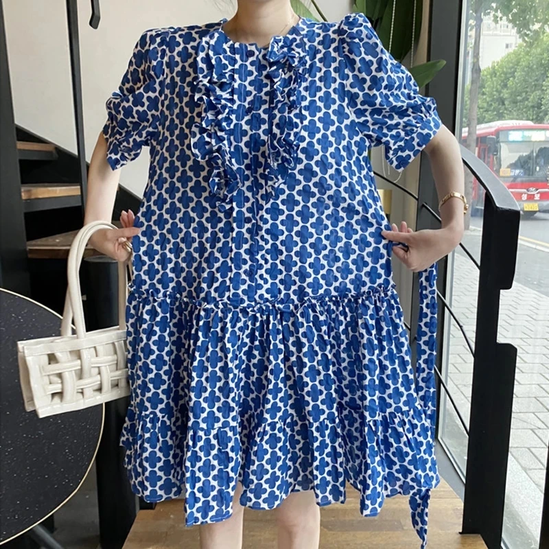 Женское платье до колен с круглым вырезом и оборками пышными рукавами