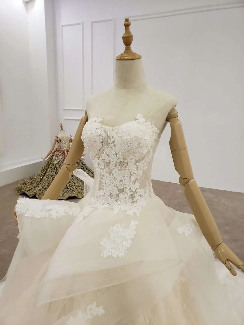 

Luxury Beading Crystals Ball Gown Big Skirit Lpuffy Ball Gown Bride Dresses Long Train Boat Neck Off The Shoulder Wedding Gowns