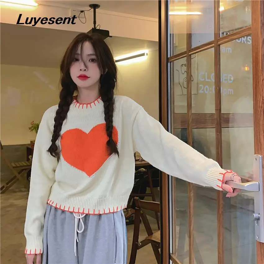 

Женский свитер с круглым вырезом, длинным рукавом и красным сердечком