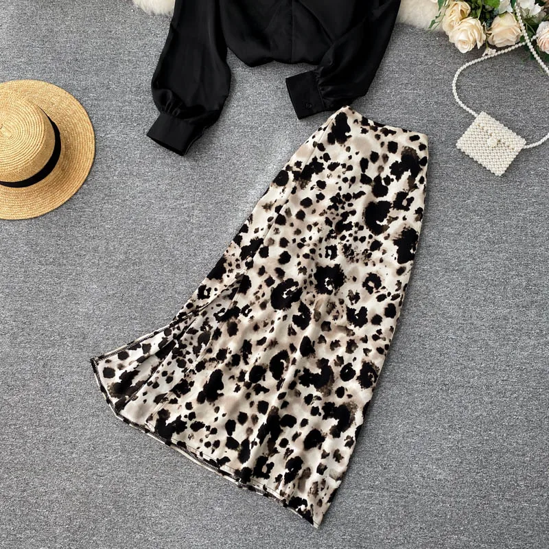 

Casual Women Two Piece Set Elegant V-neck Black/White Draped Satin Tops And High Waist Leopard Skirt Lady Fashion Sets Suit 2021