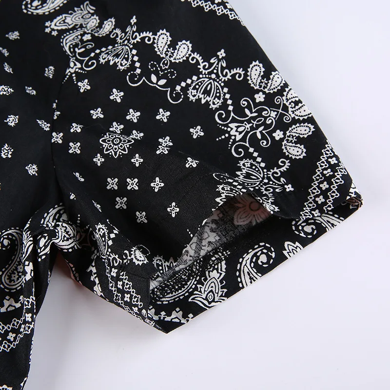 

Women Button Down Crop Tops, Short Sleeve Lapel Collar Paisley Print T-Shirts with Metal Chain
