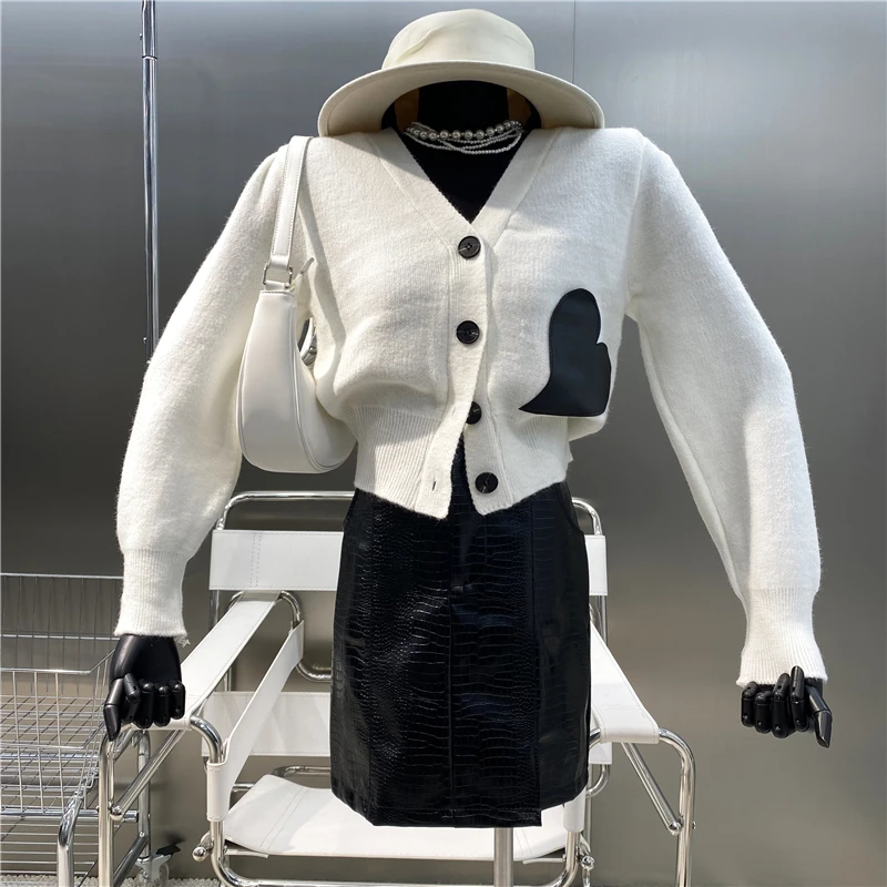 

Новый бренд нишевый дизайн контрастных цветов Love V-образный вырез пряжка трикотажное пальто 2021 милый и универсальный свободный мягкий воск...