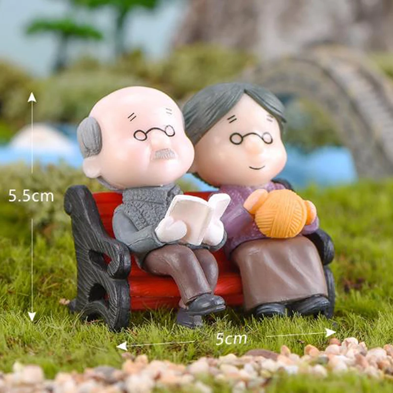 

1pcs Cute Lover Couple Model Figurine DIY Miniature Bonsai Xmas Landscape Decor