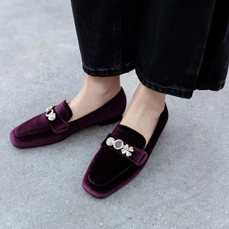 Велюровые лоферы с металлическим украшением повседневные туфли квадратным