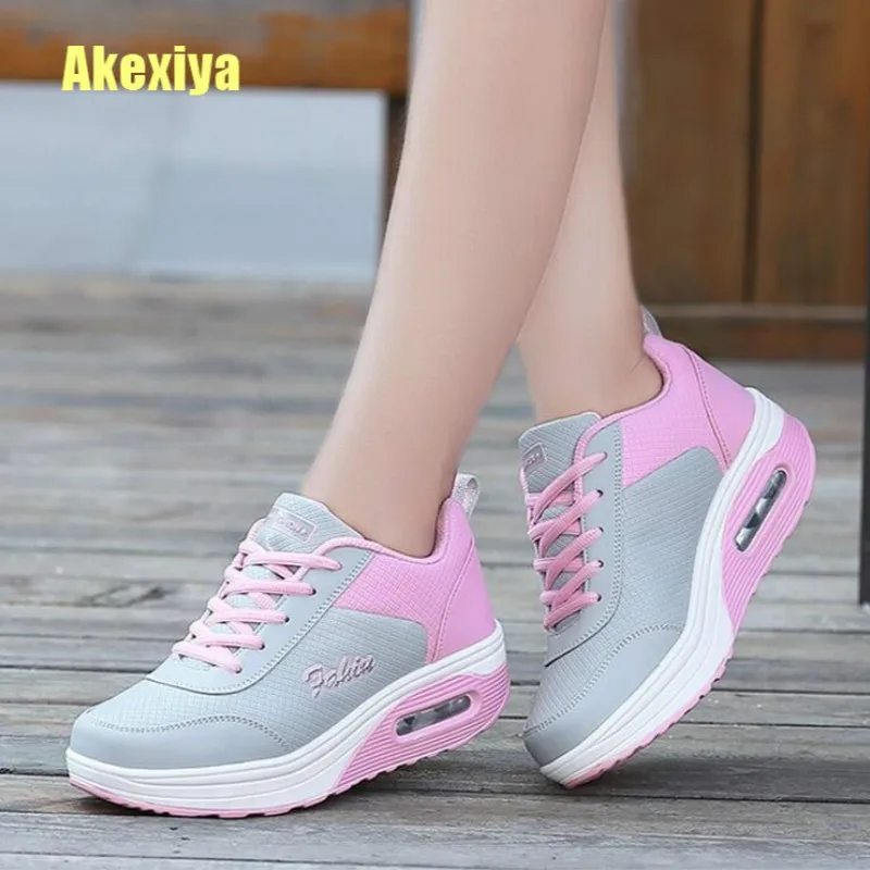 Женские кроссовки на танкетке Akexiya уличные платформе расширяющие рост со