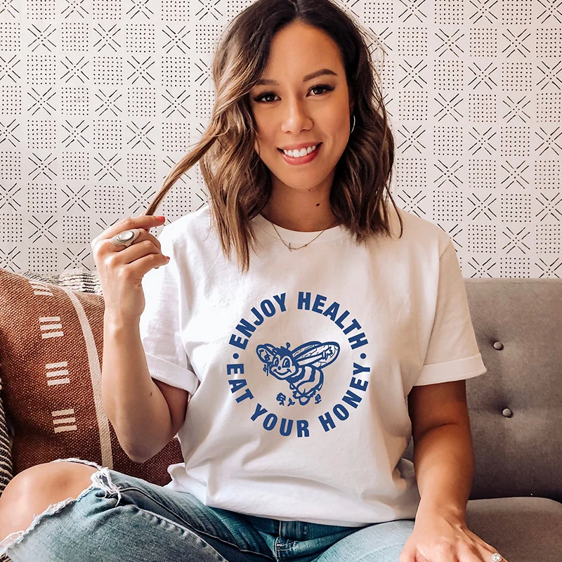 Женская футболка наслаждаться здоровья едят ваши Мёд буквы эстетику 90s гранж