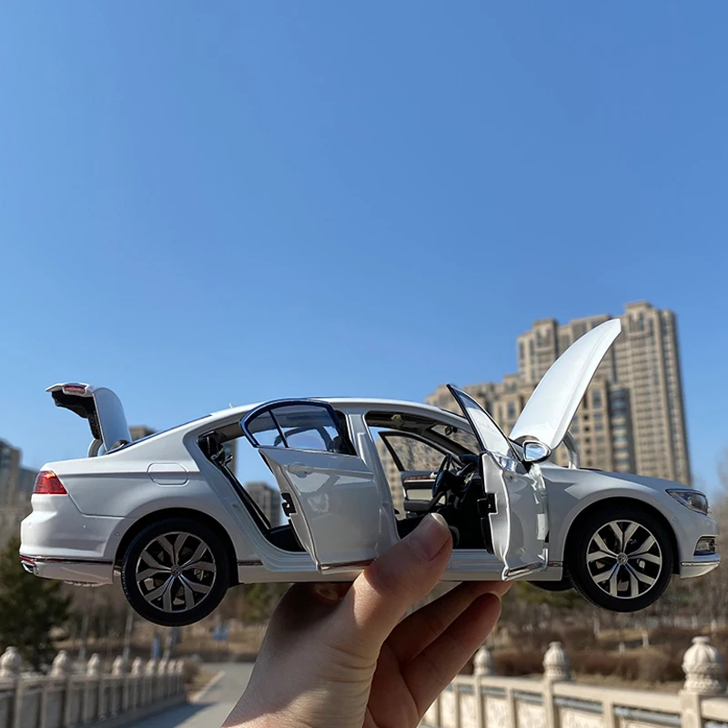 

Diecast Car 1: 18 model Volkswagen original new Magotan B8 car model car decoration simulation alloy collection