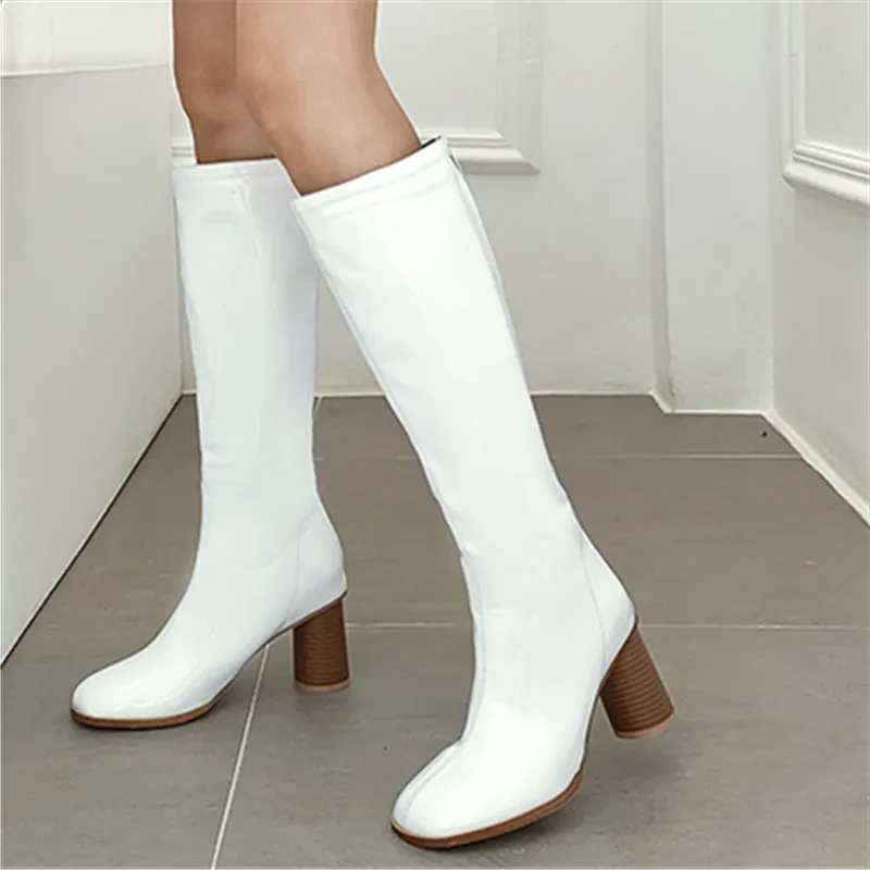 Женские сапоги до колена из лакированной кожи на высоком квадратном каблуке |