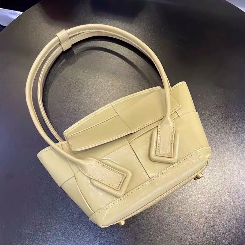 Женская сумочка из натуральной кожи с изогнутой ручкой|Сумки ручками| |