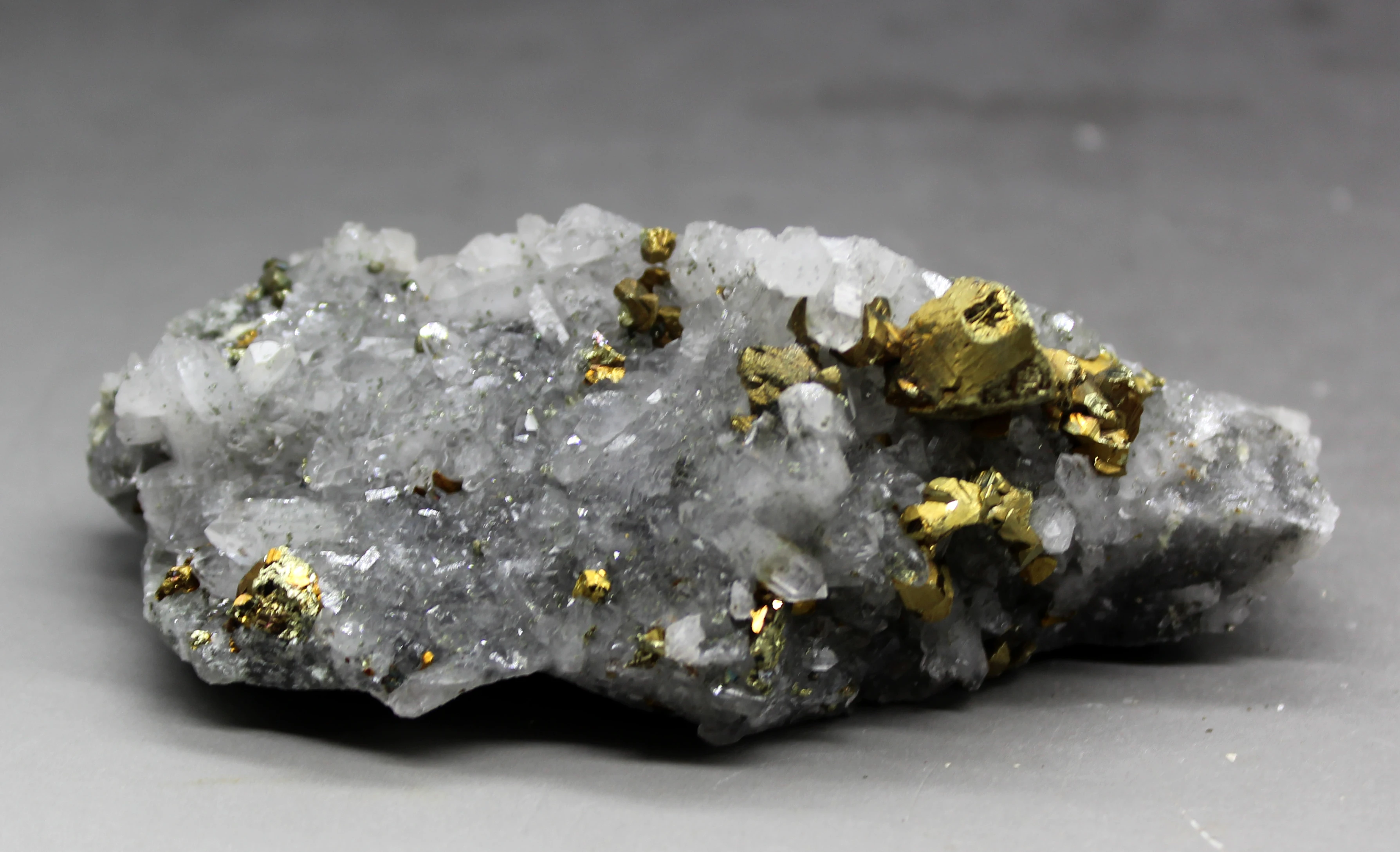 157 г натуральный Блестящий chalcopyrite и кристаллический симбиотический минеральный